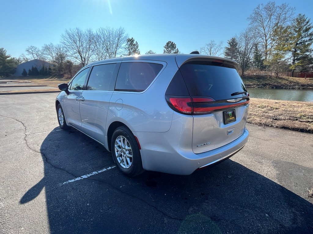 Chrysler Pacifica Vehicle Full-screen Gallery Image 08