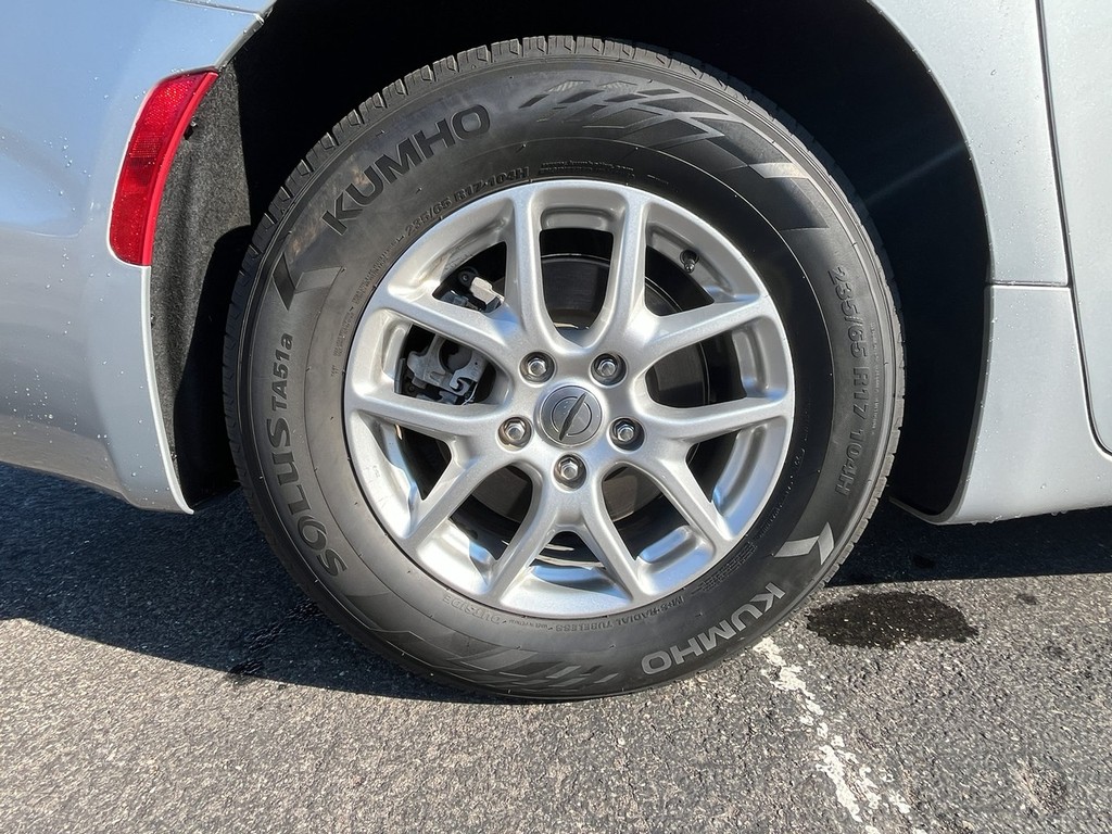 Chrysler Pacifica Vehicle Full-screen Gallery Image 09