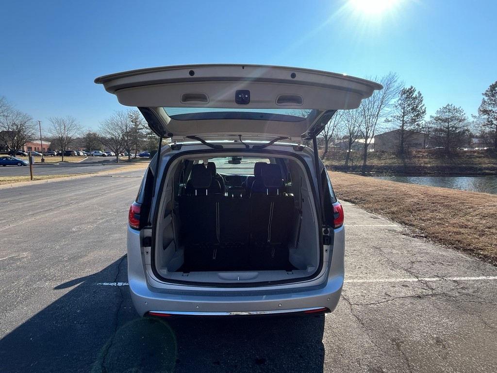 Chrysler Pacifica Vehicle Full-screen Gallery Image 10