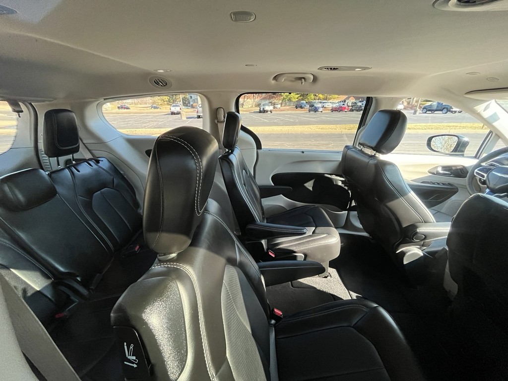 Chrysler Pacifica Vehicle Full-screen Gallery Image 11