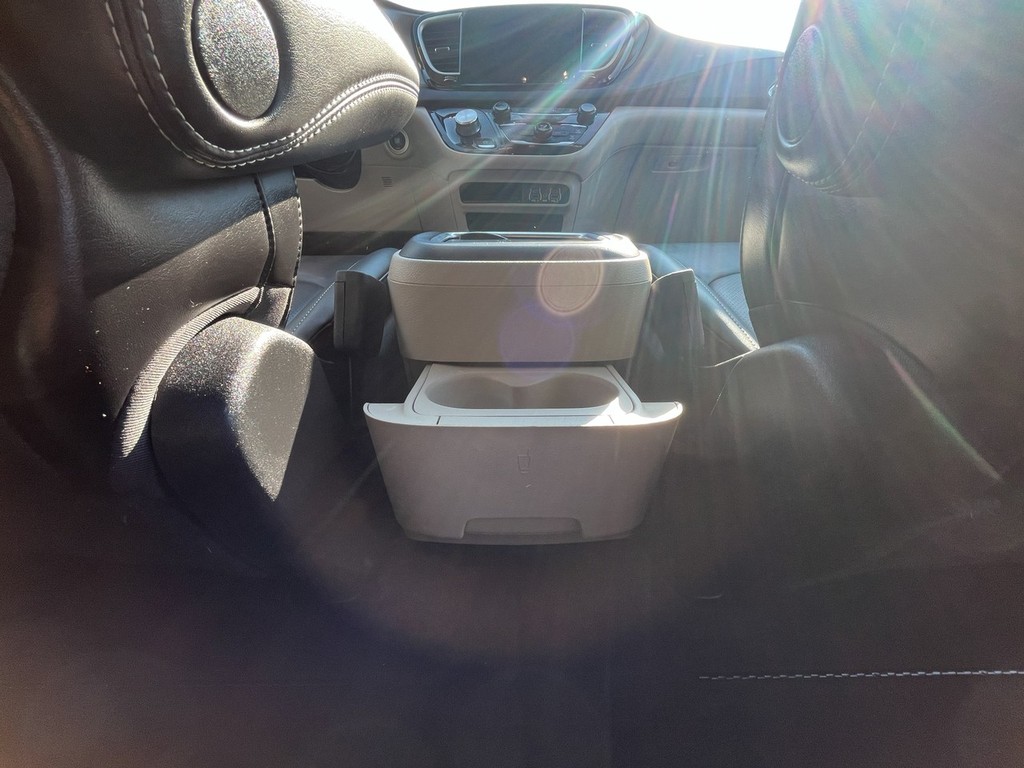 Chrysler Pacifica Vehicle Full-screen Gallery Image 12