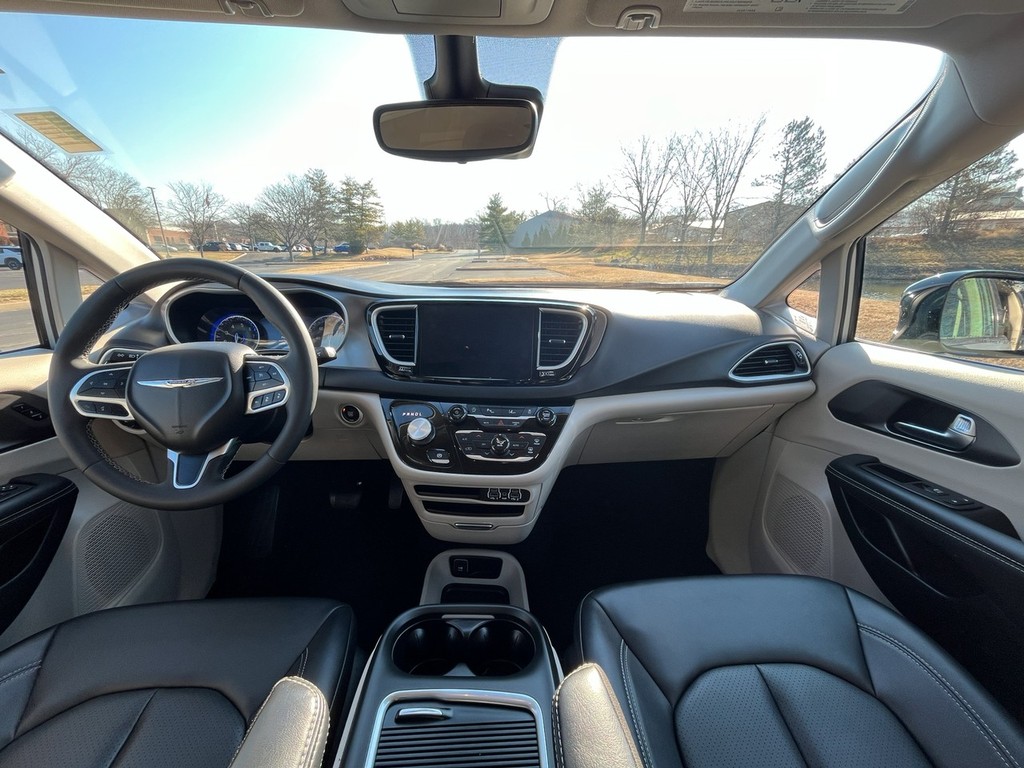 Chrysler Pacifica Vehicle Full-screen Gallery Image 13