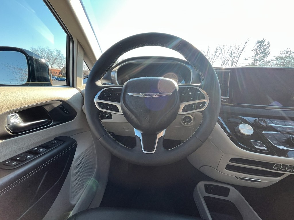 Chrysler Pacifica Vehicle Full-screen Gallery Image 14