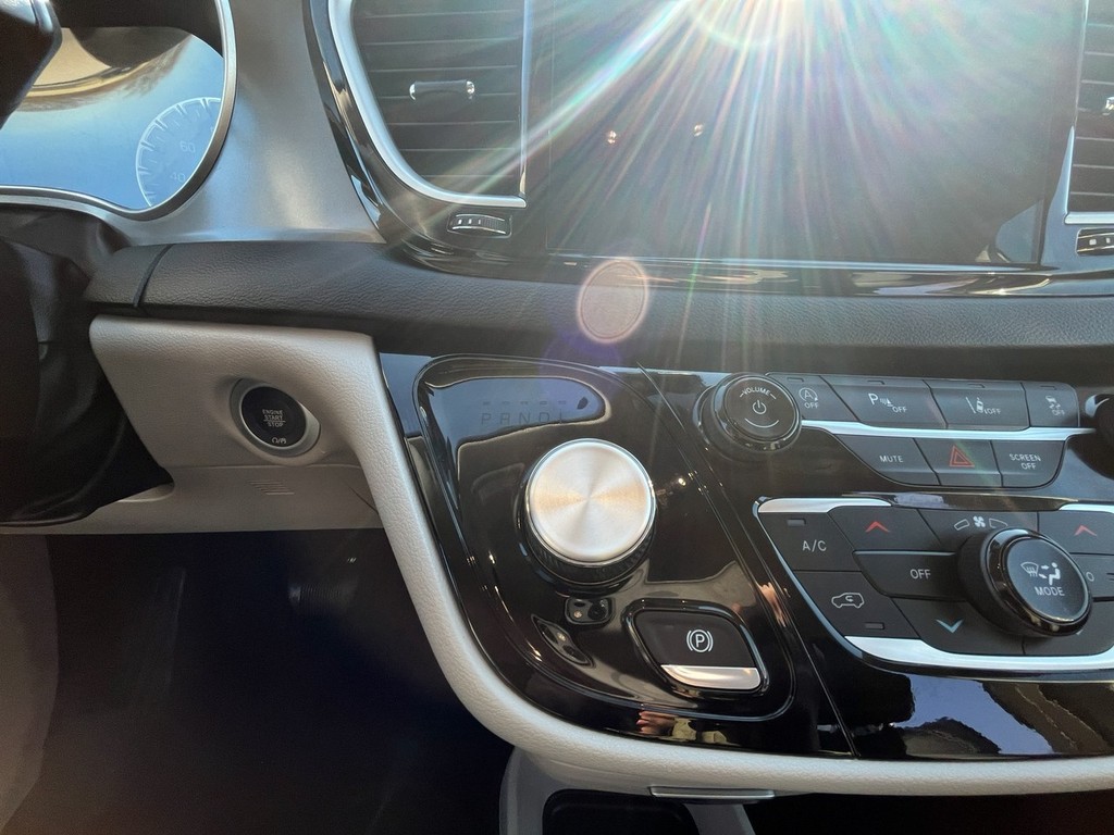 Chrysler Pacifica Vehicle Full-screen Gallery Image 16