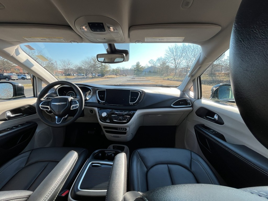 Chrysler Pacifica Vehicle Full-screen Gallery Image 17
