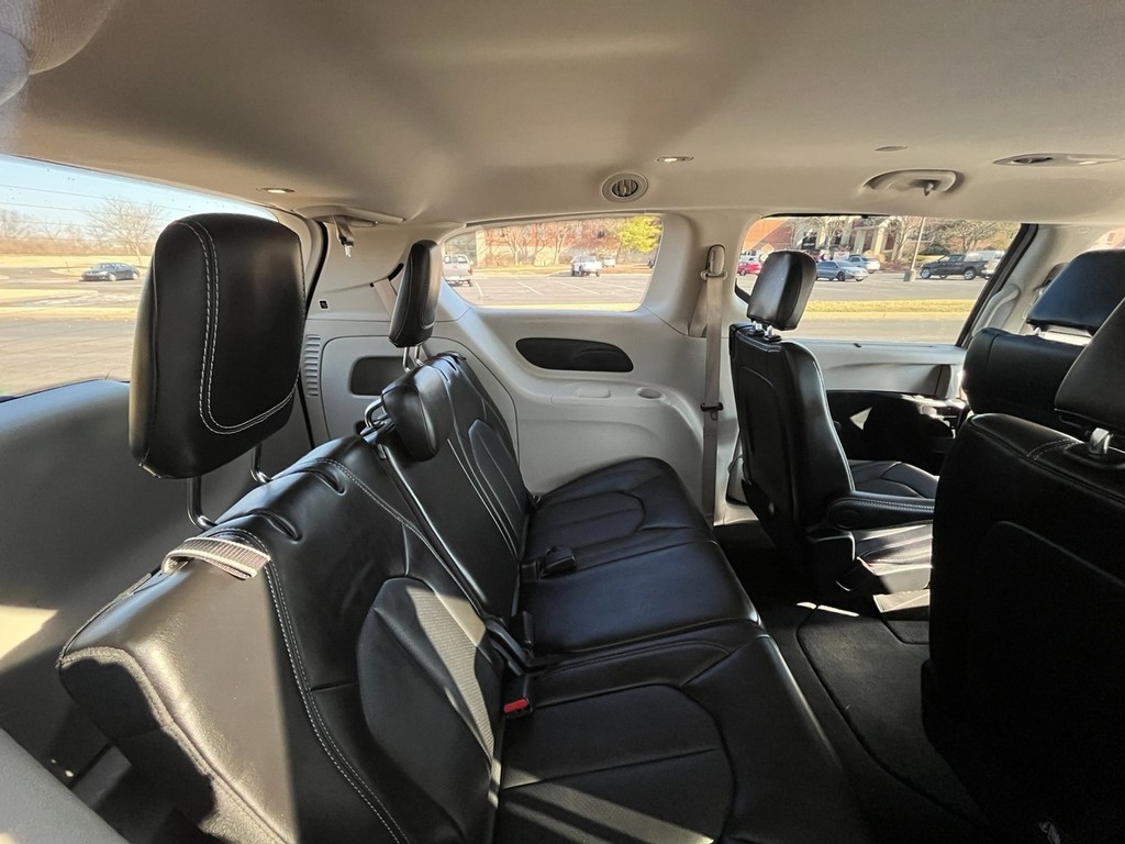 Chrysler Pacifica Vehicle Full-screen Gallery Image 18