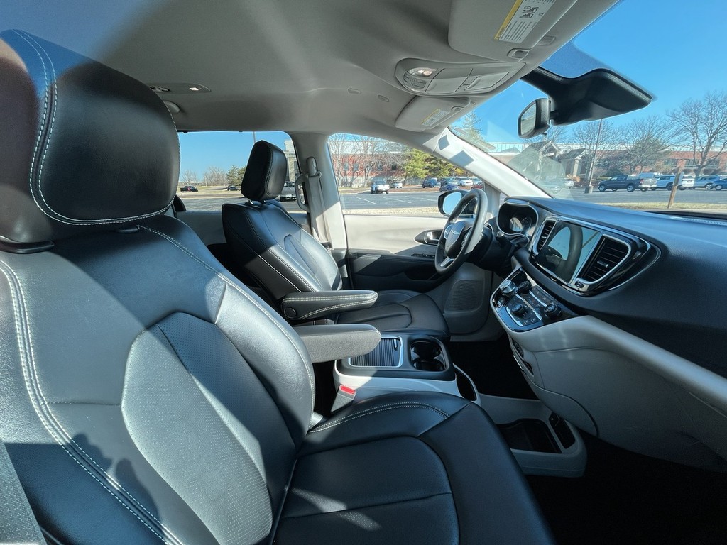 Chrysler Pacifica Vehicle Full-screen Gallery Image 19