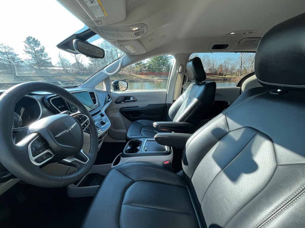 Chrysler Pacifica Vehicle Full-screen Gallery Image 20