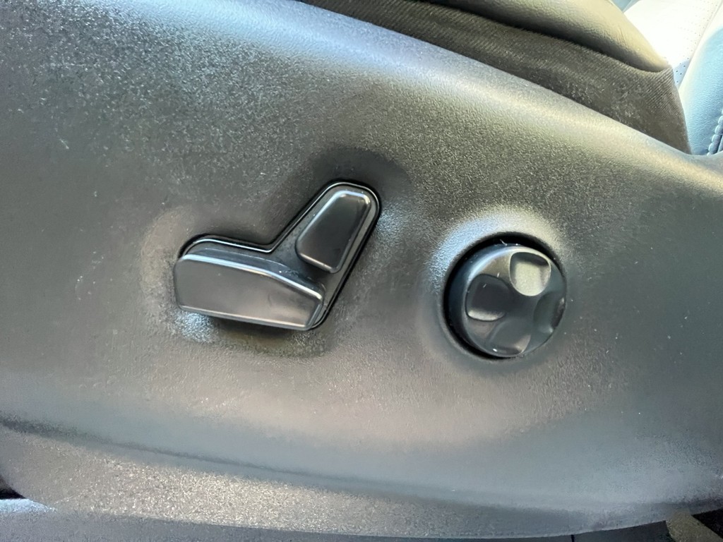 Chrysler Pacifica Vehicle Full-screen Gallery Image 21