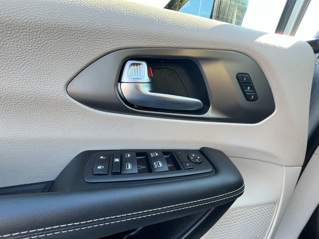 Chrysler Pacifica Vehicle Full-screen Gallery Image 22