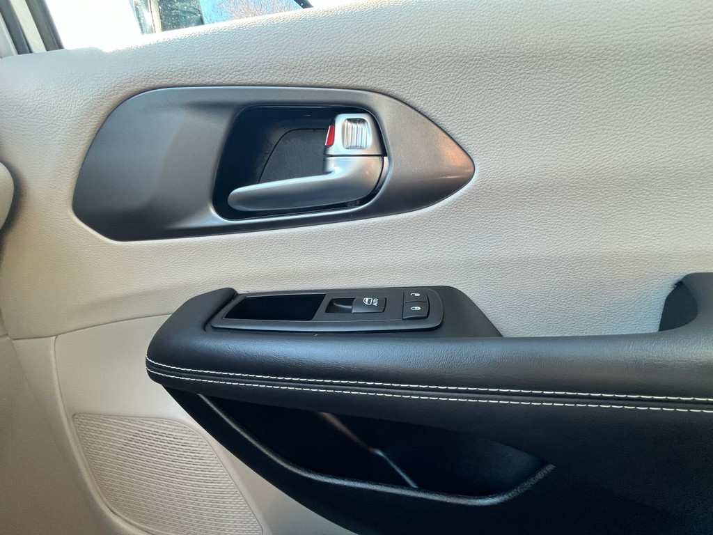 Chrysler Pacifica Vehicle Full-screen Gallery Image 23