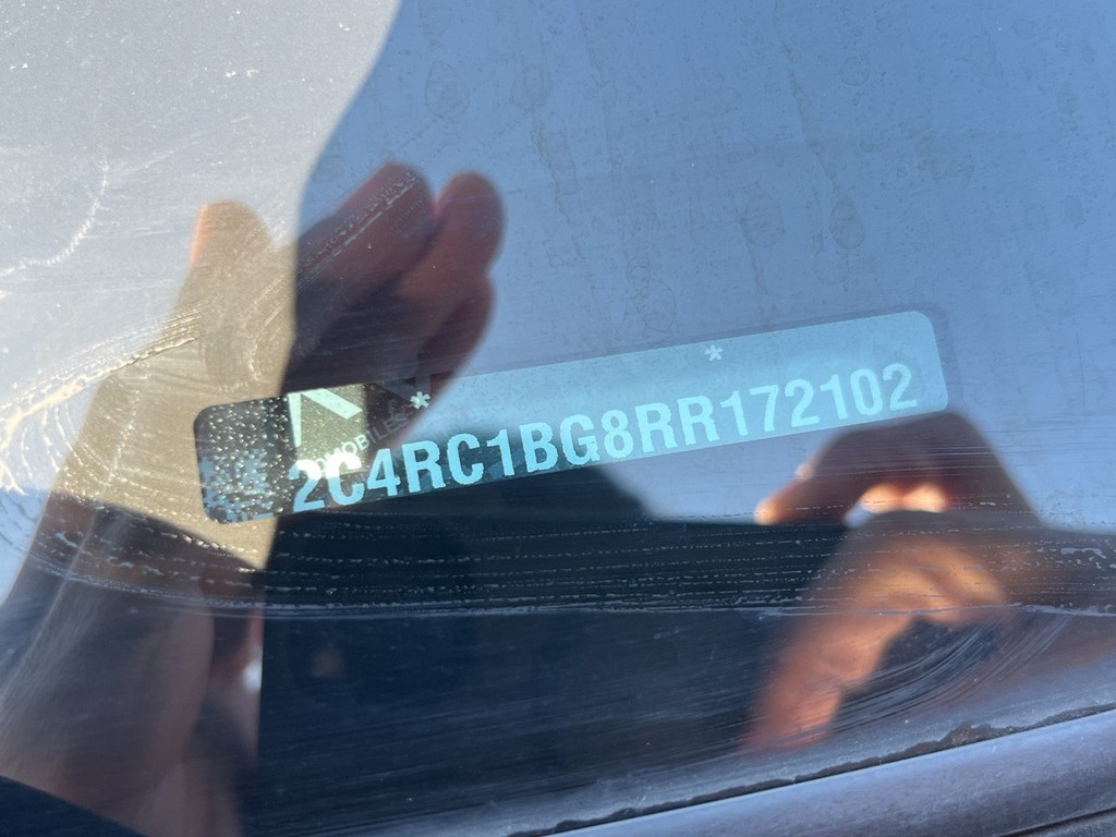 Chrysler Pacifica Vehicle Full-screen Gallery Image 24