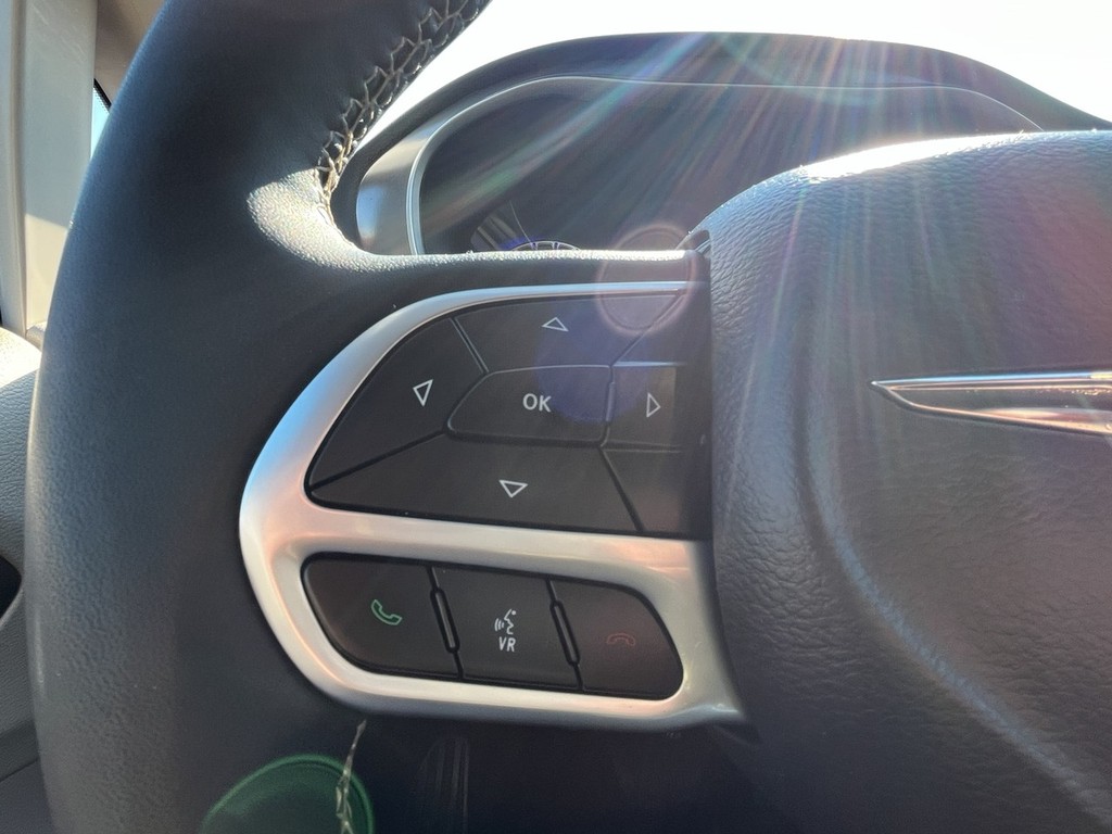 Chrysler Pacifica Vehicle Full-screen Gallery Image 25