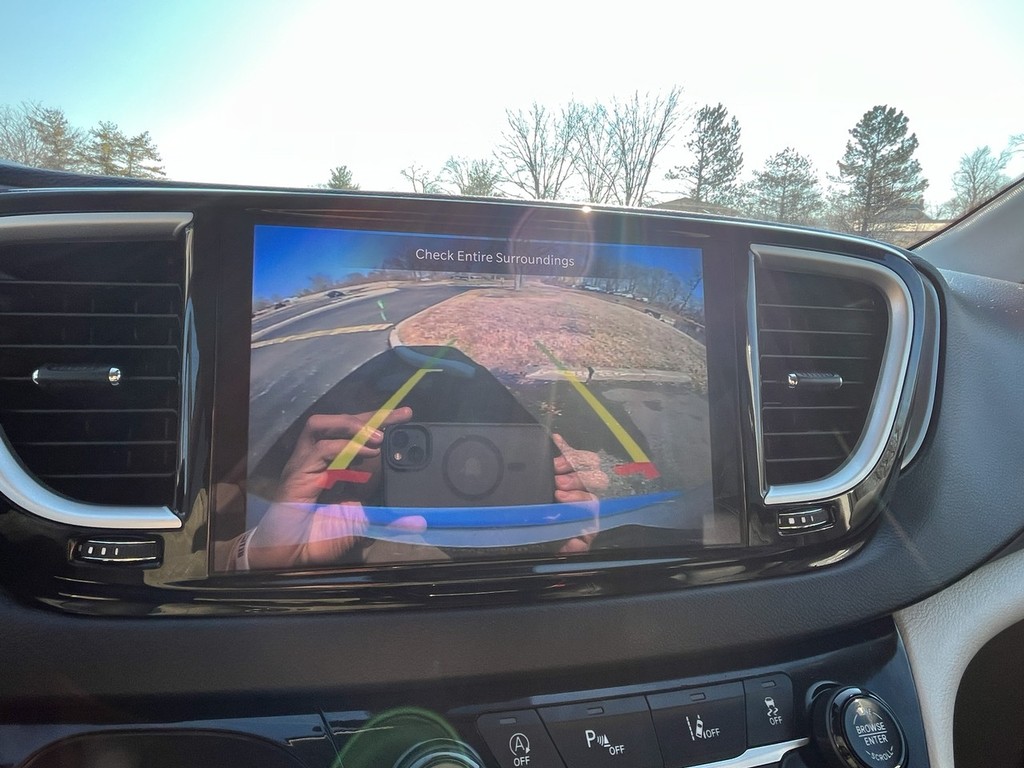 Chrysler Pacifica Vehicle Full-screen Gallery Image 28