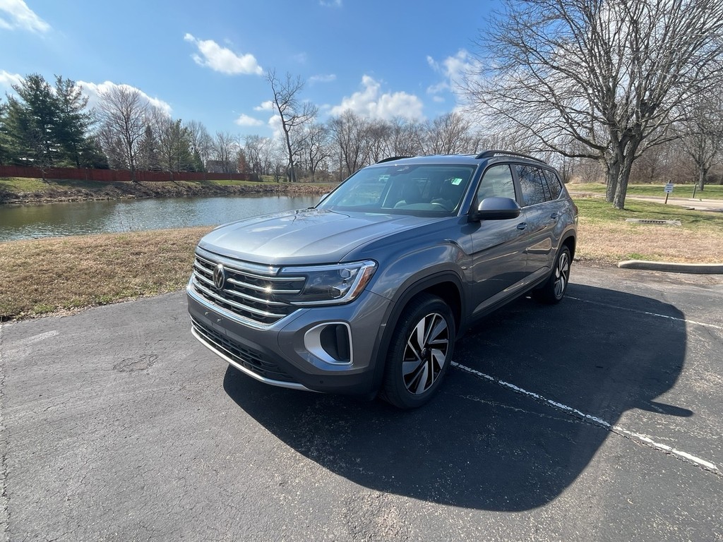 Volkswagen Atlas Vehicle Full-screen Gallery Image 02