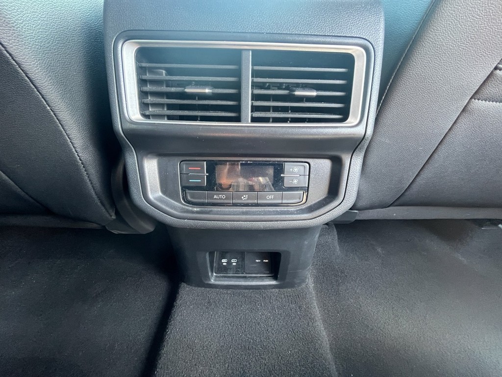 Volkswagen Atlas Vehicle Full-screen Gallery Image 12