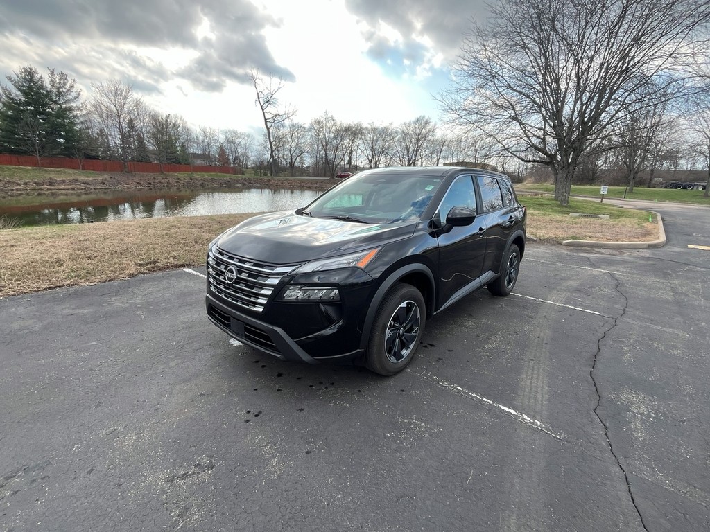 Nissan ROGUE Vehicle Full-screen Gallery Image 02