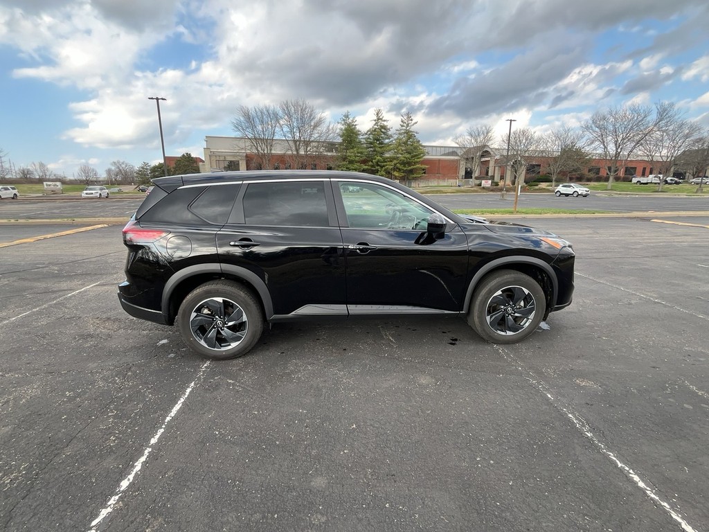 Nissan ROGUE Vehicle Full-screen Gallery Image 05