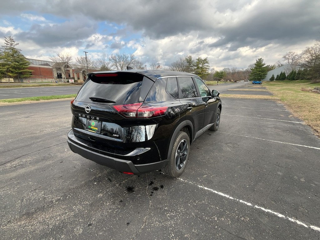 Nissan ROGUE Vehicle Full-screen Gallery Image 06