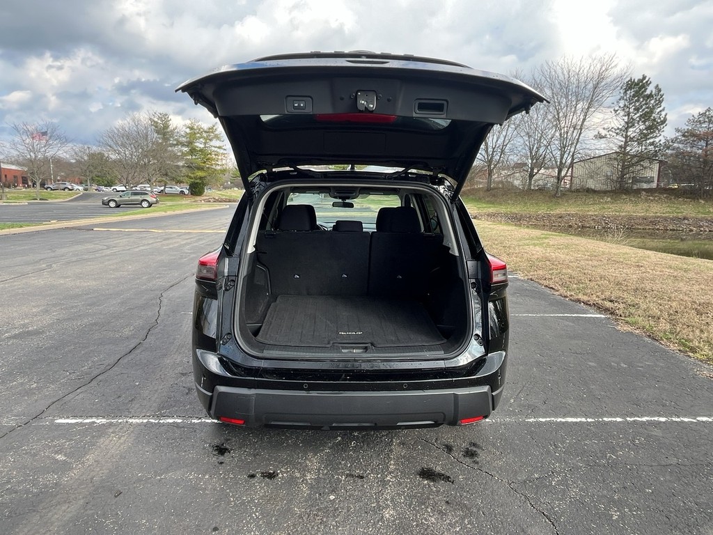 Nissan ROGUE Vehicle Full-screen Gallery Image 10