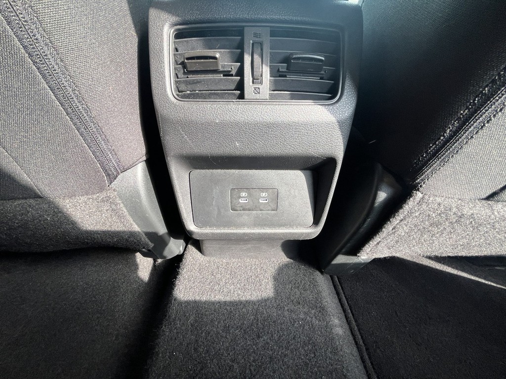 Nissan ROGUE Vehicle Full-screen Gallery Image 12