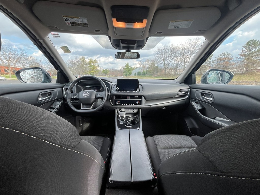 Nissan ROGUE Vehicle Full-screen Gallery Image 13