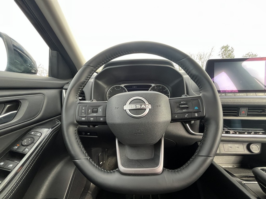 Nissan ROGUE Vehicle Full-screen Gallery Image 14