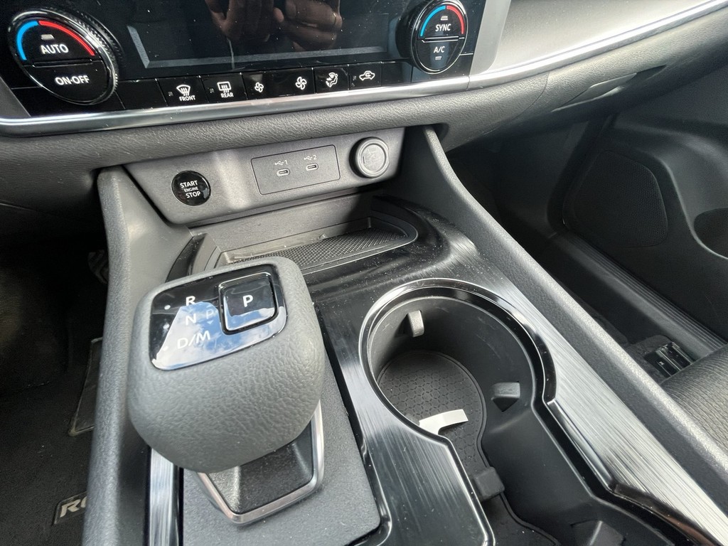 Nissan ROGUE Vehicle Full-screen Gallery Image 16