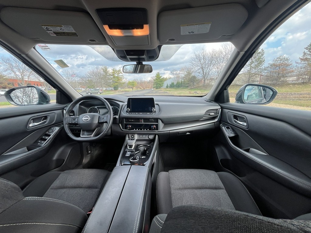 Nissan ROGUE Vehicle Full-screen Gallery Image 17