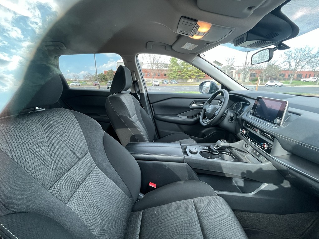 Nissan ROGUE Vehicle Full-screen Gallery Image 18