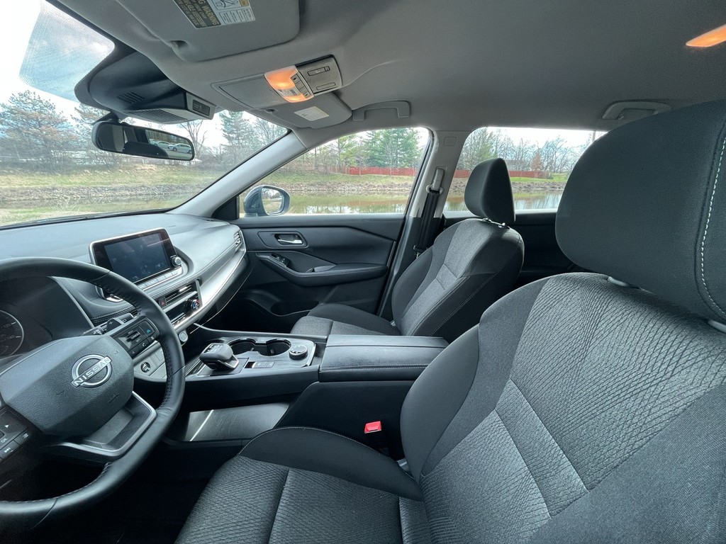 Nissan ROGUE Vehicle Full-screen Gallery Image 19