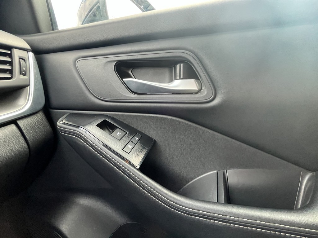 Nissan ROGUE Vehicle Full-screen Gallery Image 22