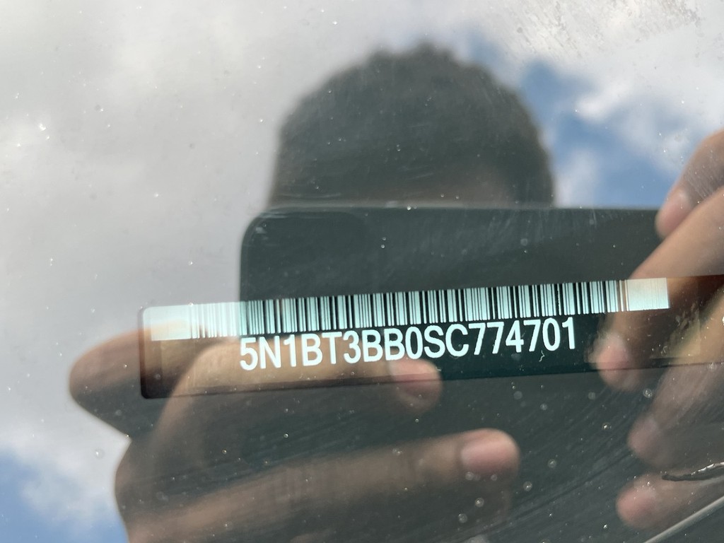 Nissan ROGUE Vehicle Full-screen Gallery Image 23