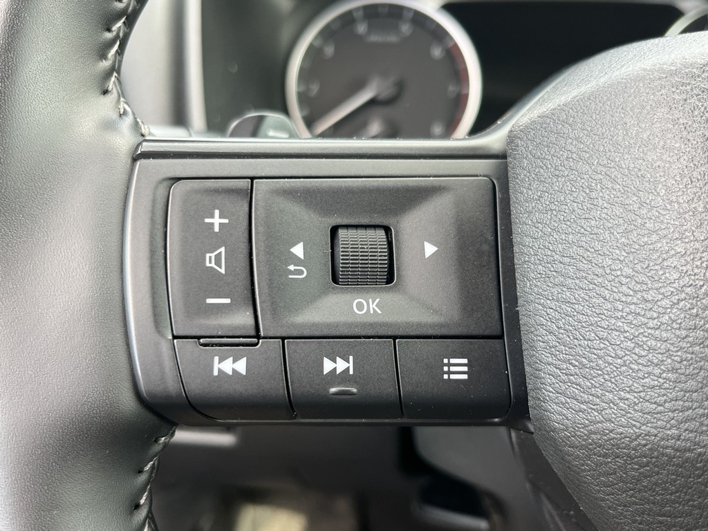 Nissan ROGUE Vehicle Full-screen Gallery Image 24