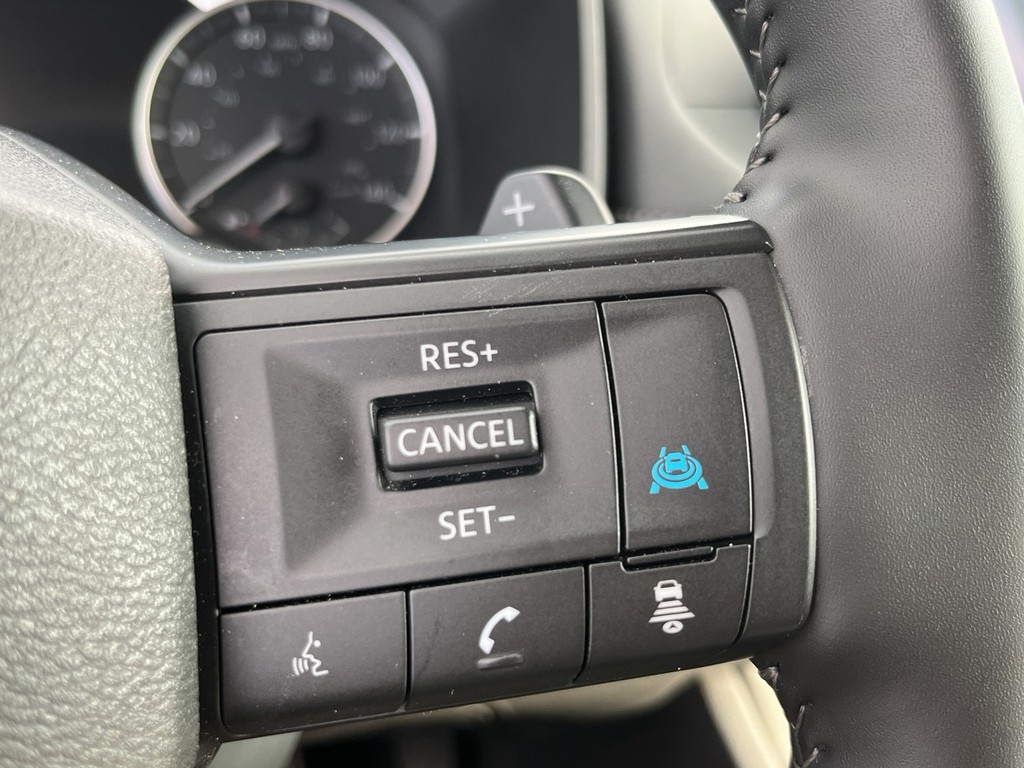 Nissan ROGUE Vehicle Full-screen Gallery Image 25