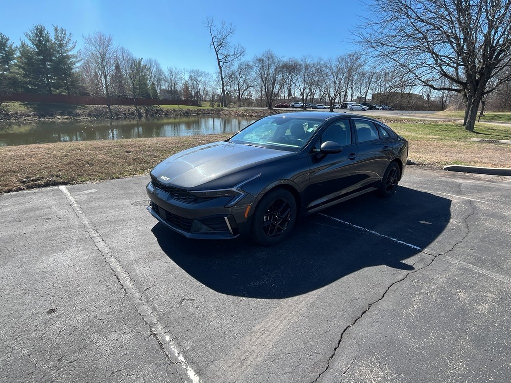 Kia K5 Vehicle Full-screen Gallery Image 02