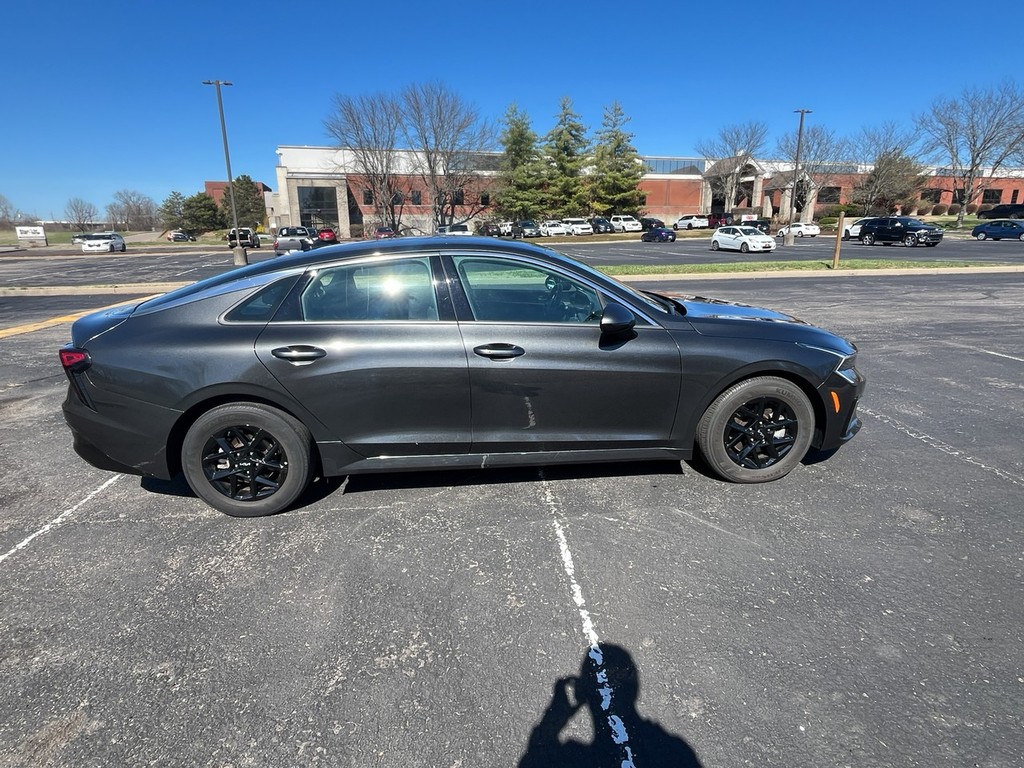 Kia K5 Vehicle Full-screen Gallery Image 05