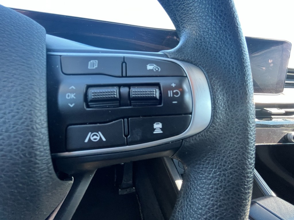 Kia K5 Vehicle Full-screen Gallery Image 25