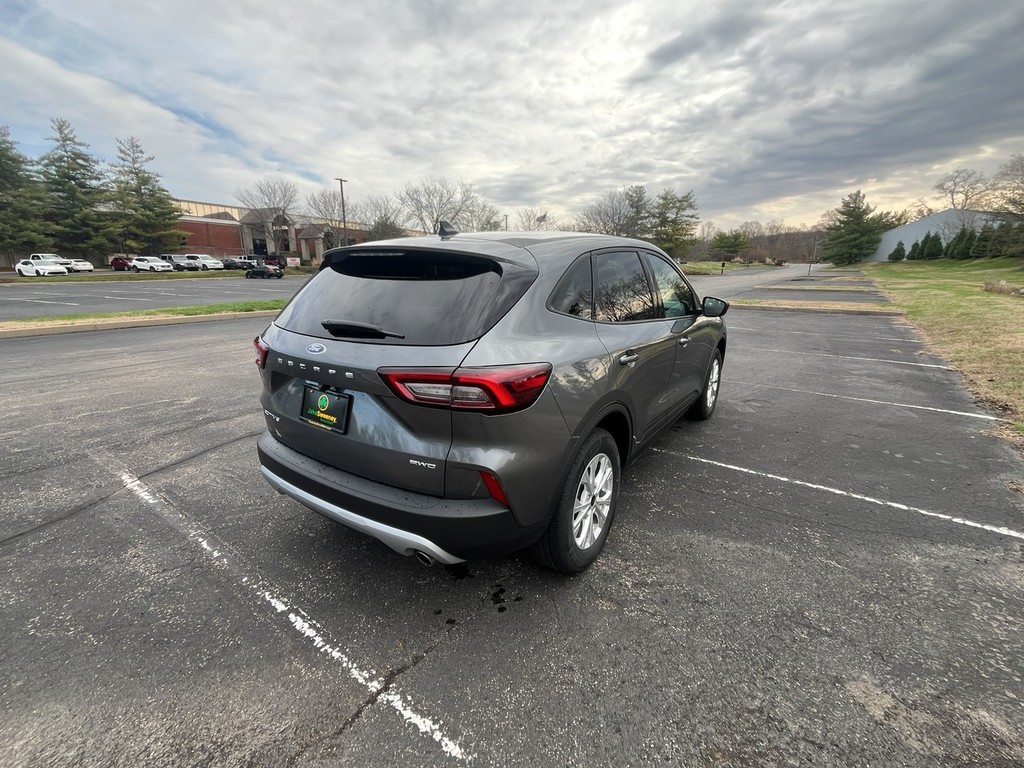 Ford Escape Vehicle Full-screen Gallery Image 06