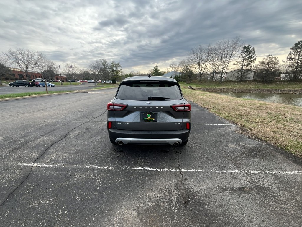 Ford Escape Vehicle Full-screen Gallery Image 07