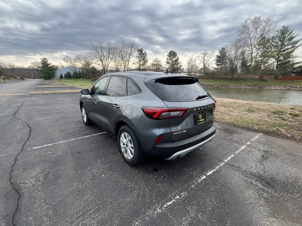 Ford Escape Vehicle Full-screen Gallery Image 08