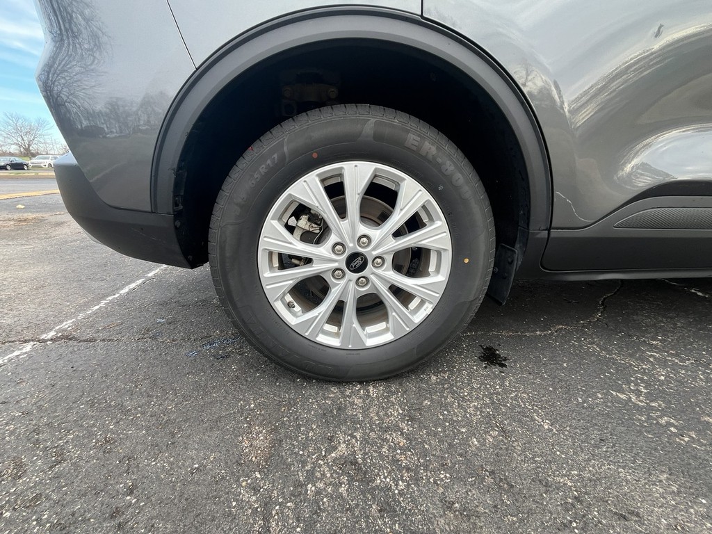 Ford Escape Vehicle Full-screen Gallery Image 09