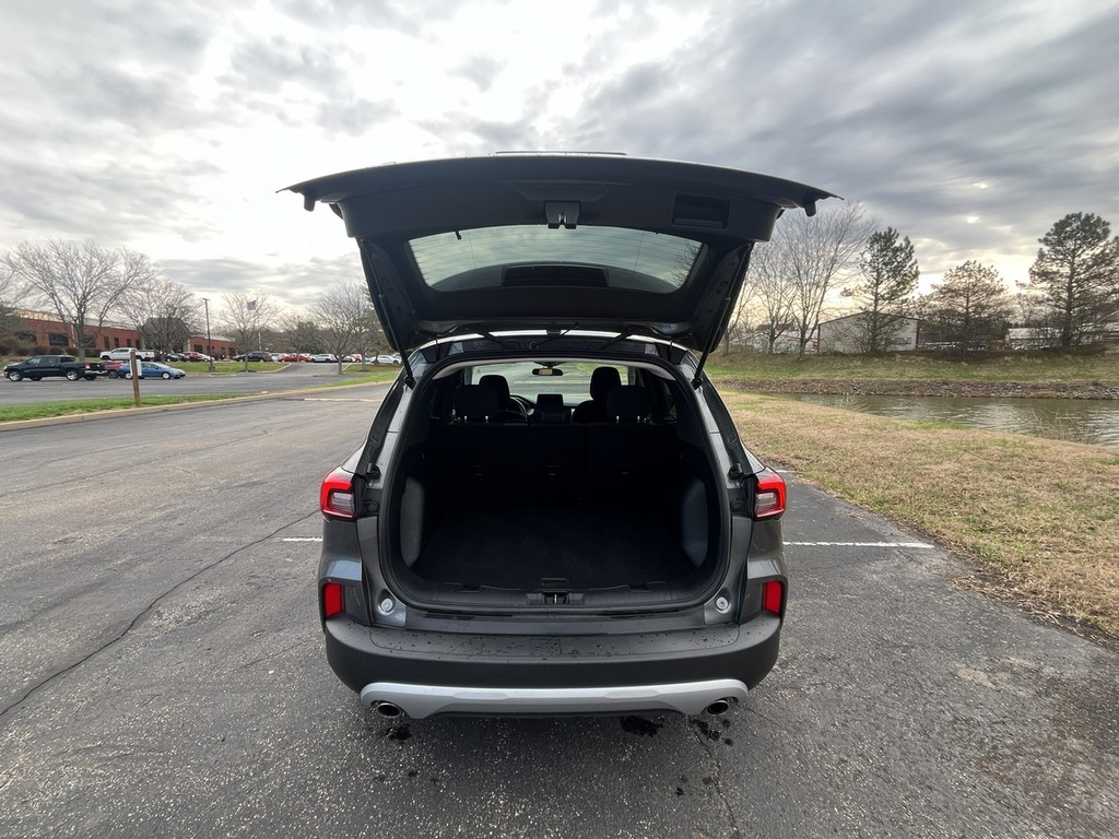 Ford Escape Vehicle Full-screen Gallery Image 10