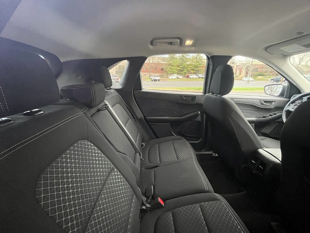 Ford Escape Vehicle Full-screen Gallery Image 11