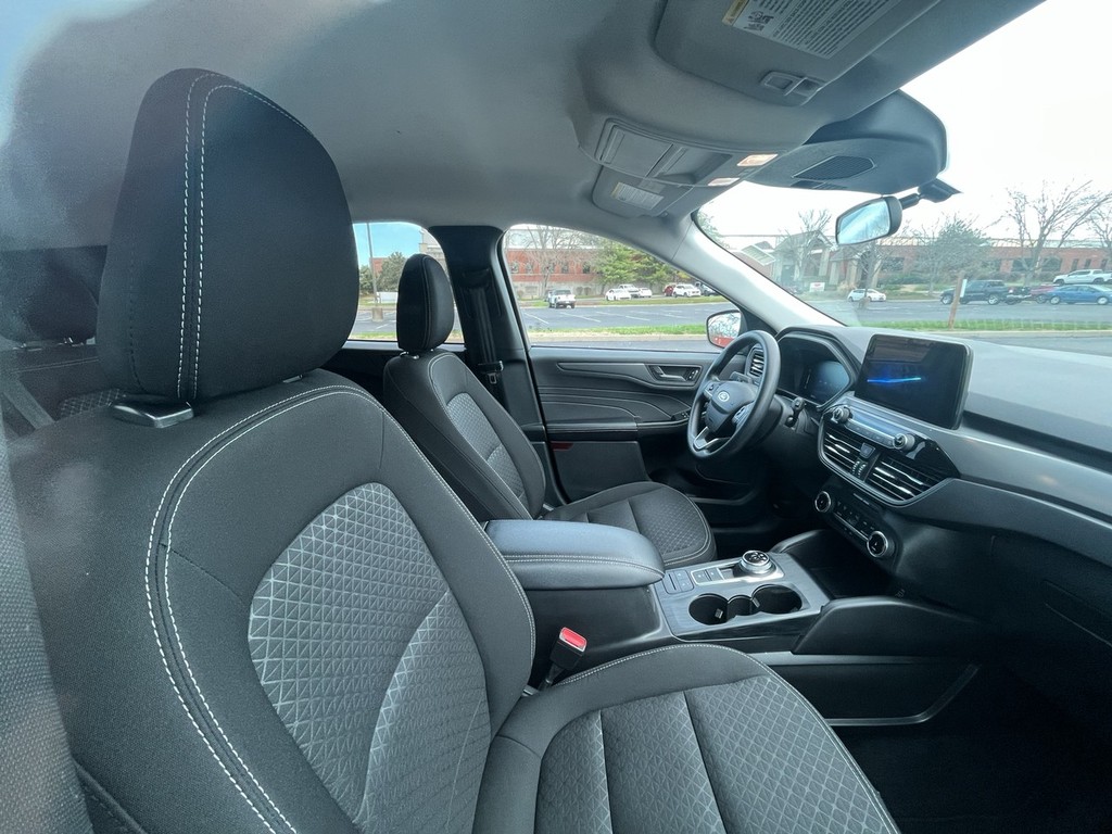 Ford Escape Vehicle Full-screen Gallery Image 18