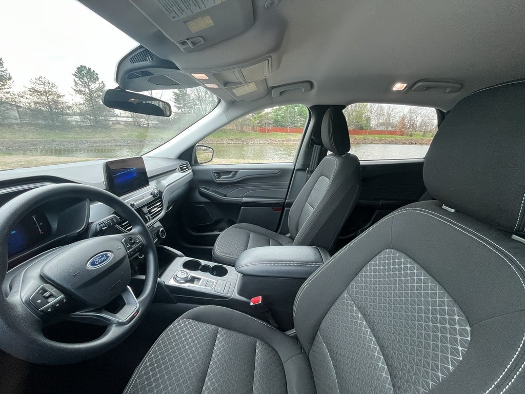 Ford Escape Vehicle Full-screen Gallery Image 19