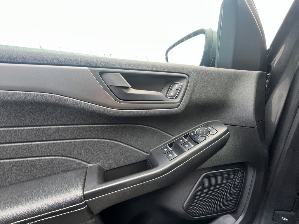 Ford Escape Vehicle Full-screen Gallery Image 21