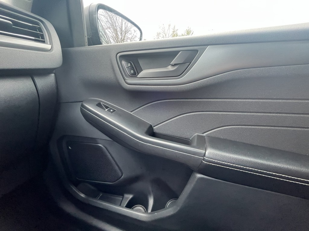 Ford Escape Vehicle Full-screen Gallery Image 22