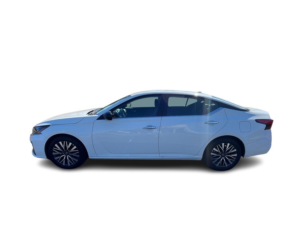 Nissan Altima Vehicle Full-screen Gallery Image 01