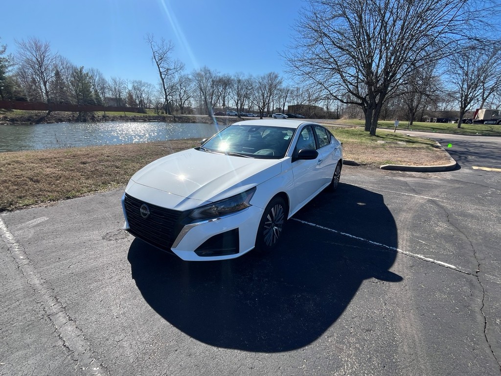 Nissan Altima Vehicle Full-screen Gallery Image 02